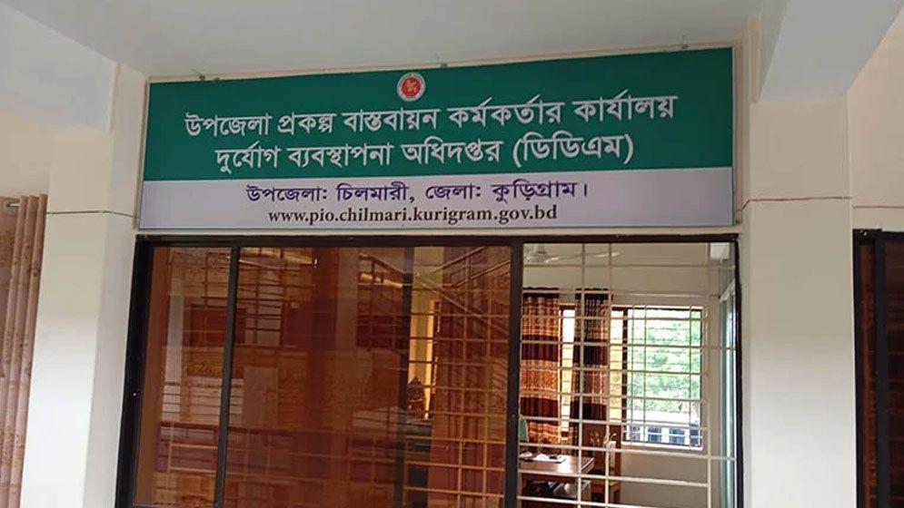 ২ বহিরাগতের নিয়ন্ত্রণে সরকারি অফিস!